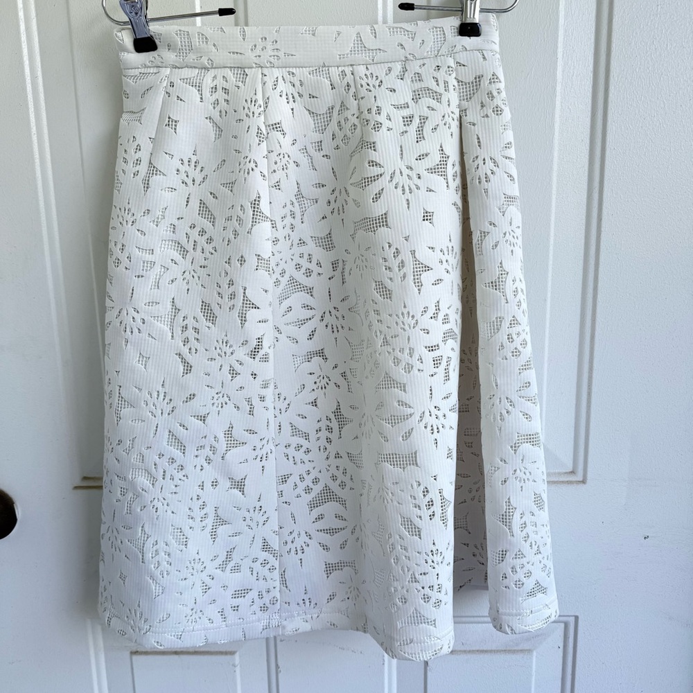 Tahari by Arthur S. Levine Off-White‎ Pleated Lace Skirt – Size 4